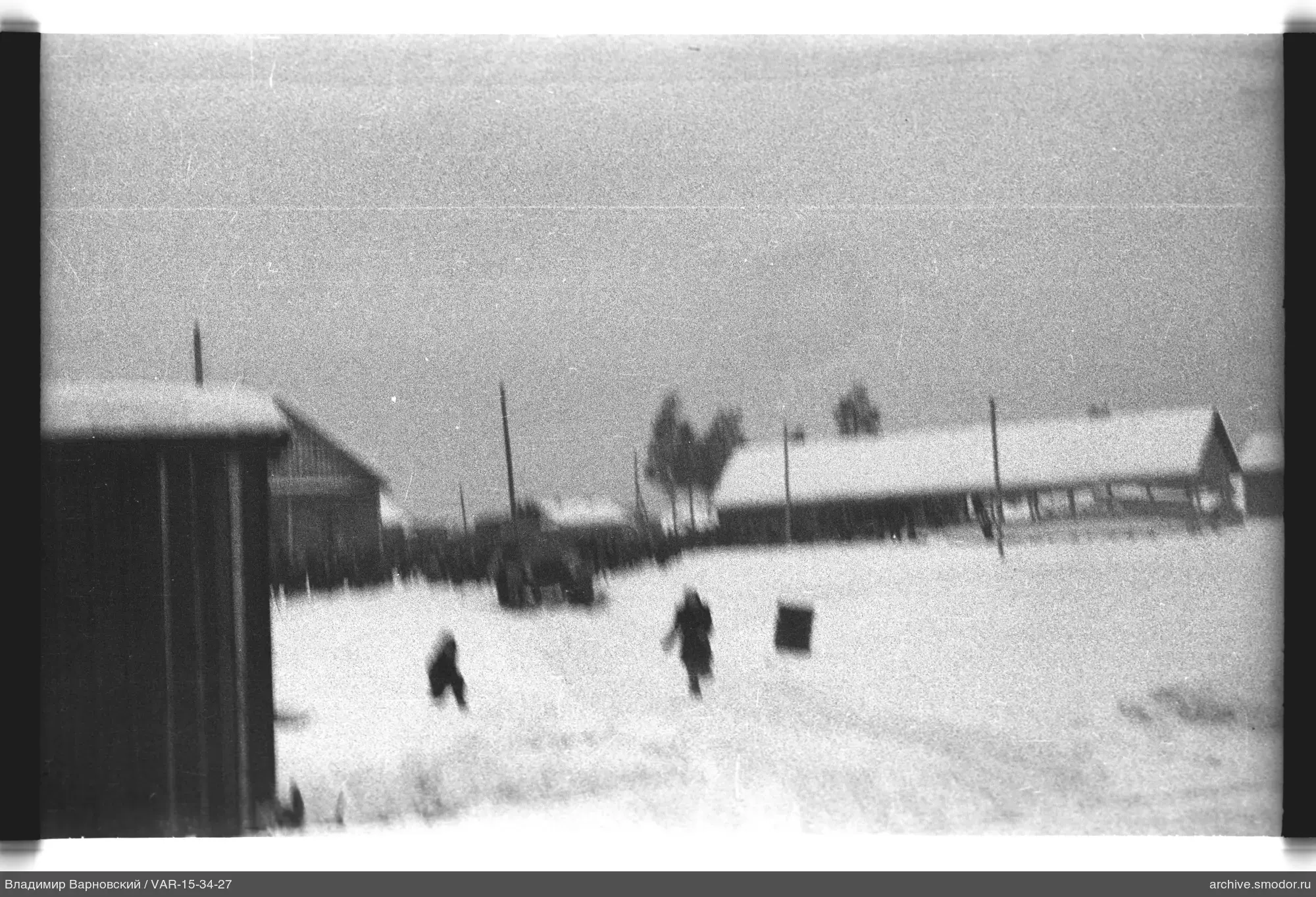 Schneebedecktes Gebiet mit Holzhäusern
