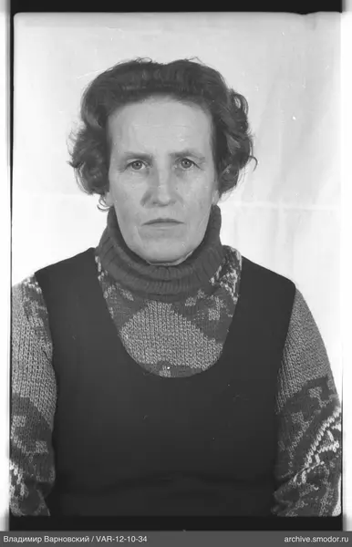Porträt einer Frau in Pullover und Weste