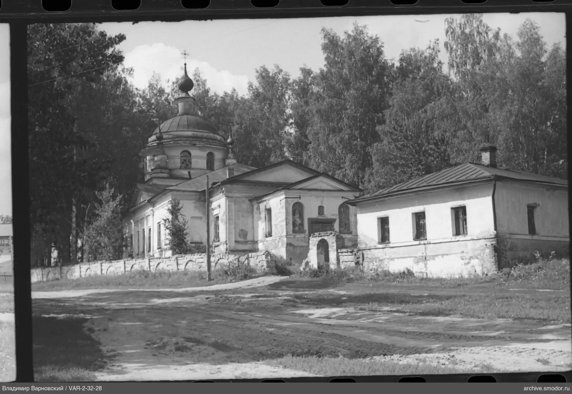Вид церкви с куполом и крестом