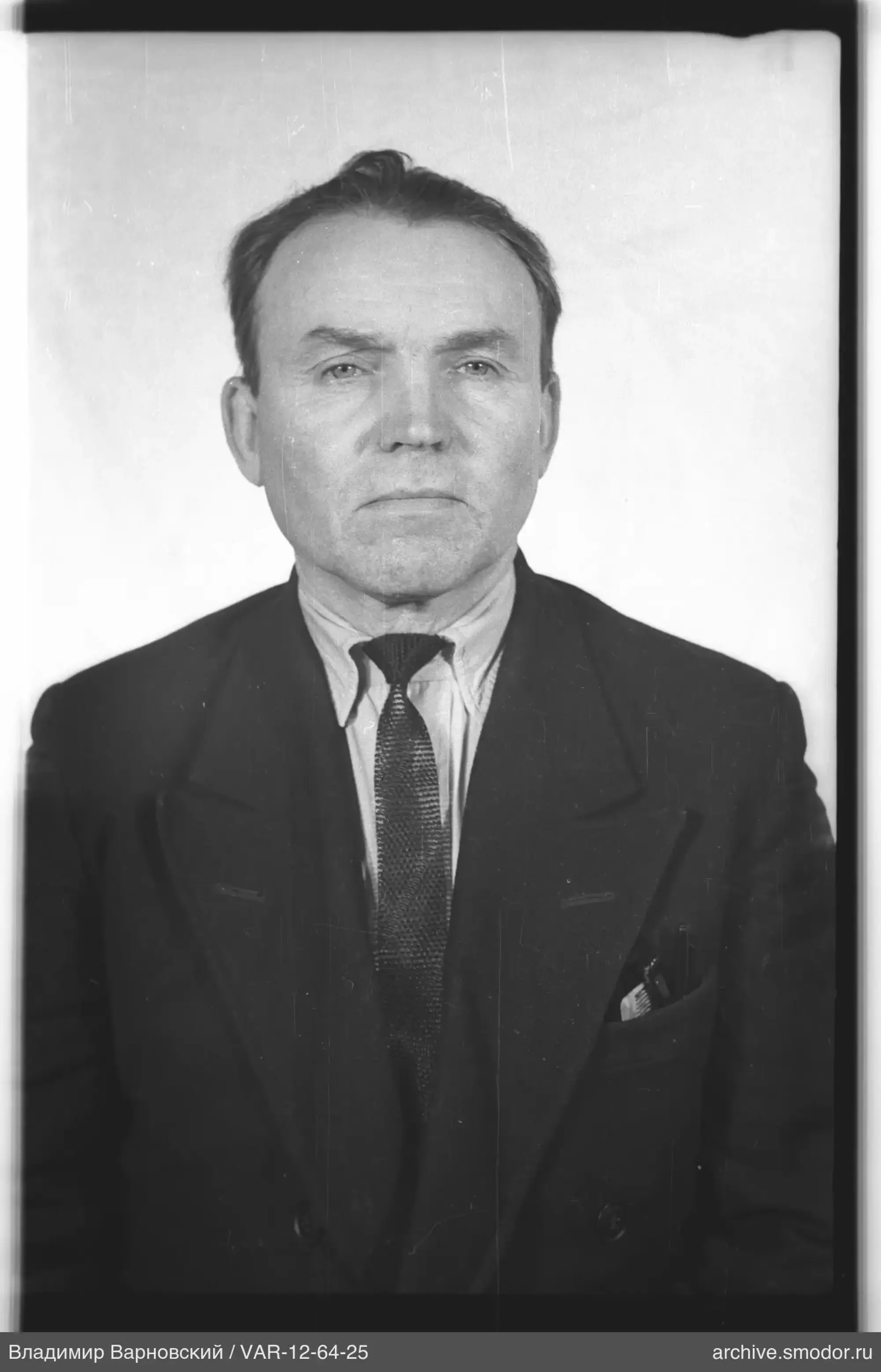 Портрет мужчины в темном пиджаке
