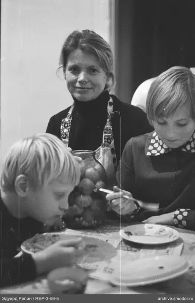Gruppenporträt mit Frau und Kindern