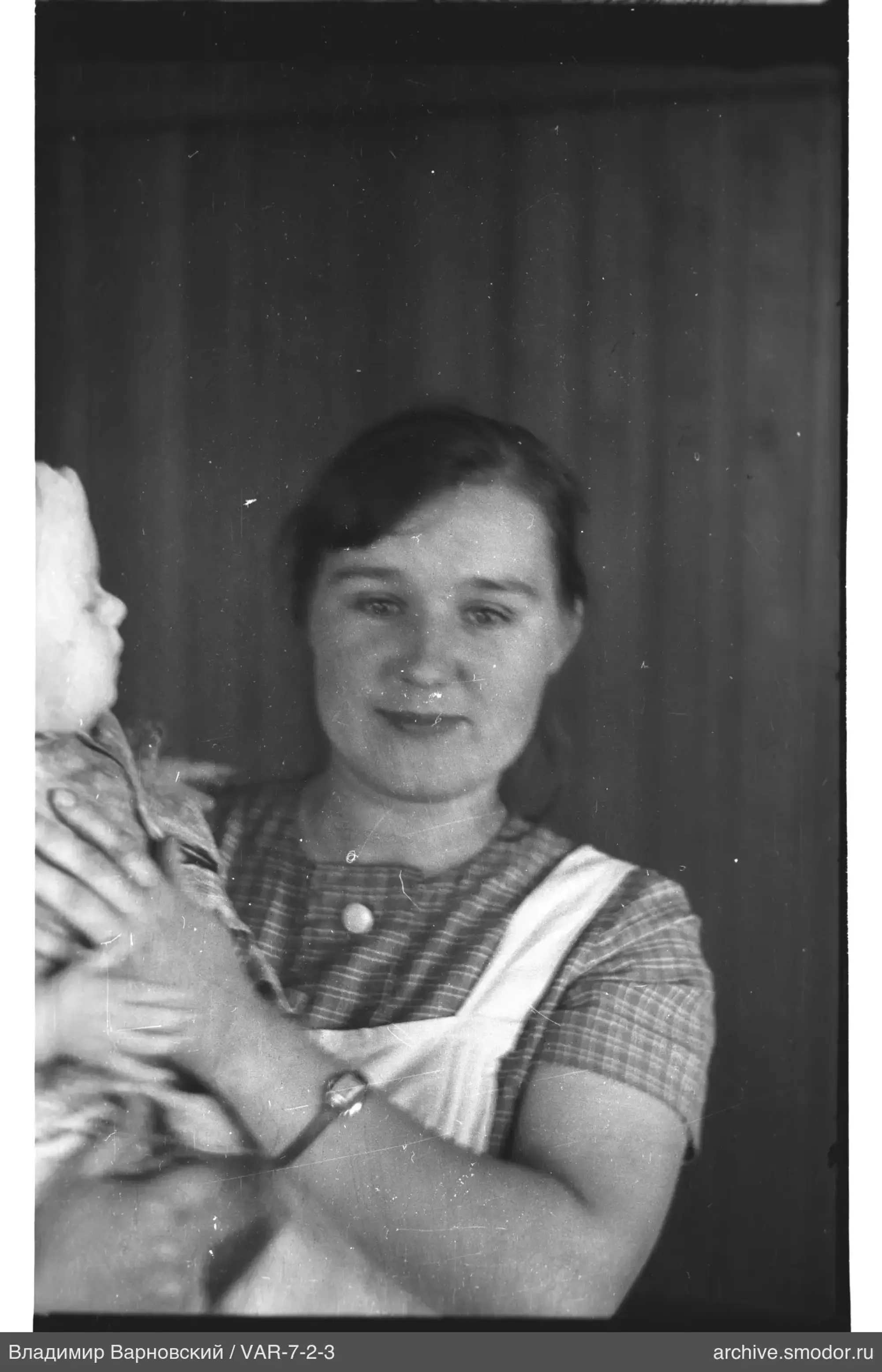 Frau mit Kind in den Armen