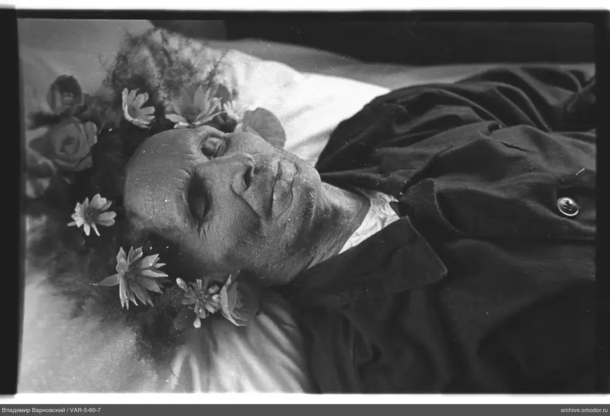 Mann mit Blumenkranz auf dem Kopf
