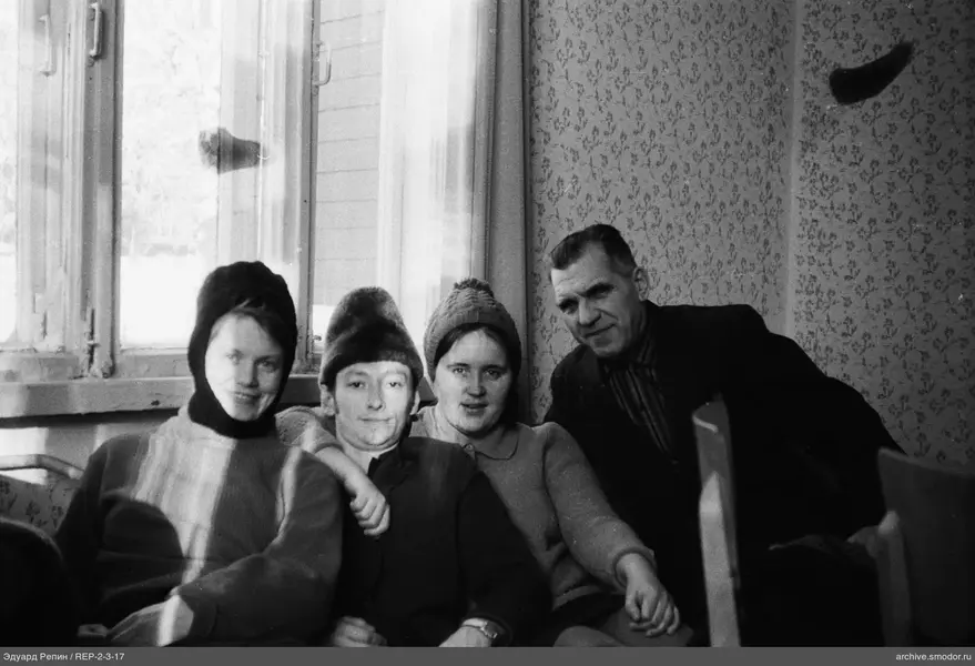Gruppenporträt auf Sofa am Fenster
