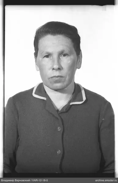 Porträt einer Frau im dunklen Cardigan