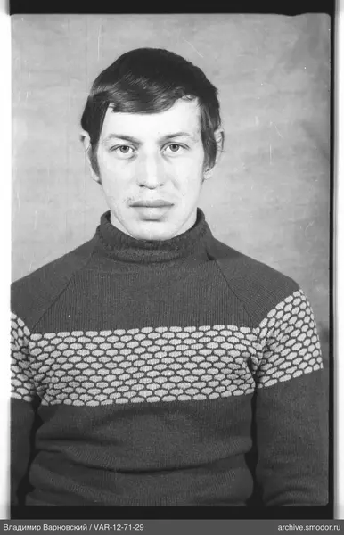 Porträt eines Mannes in dunklem Pullover