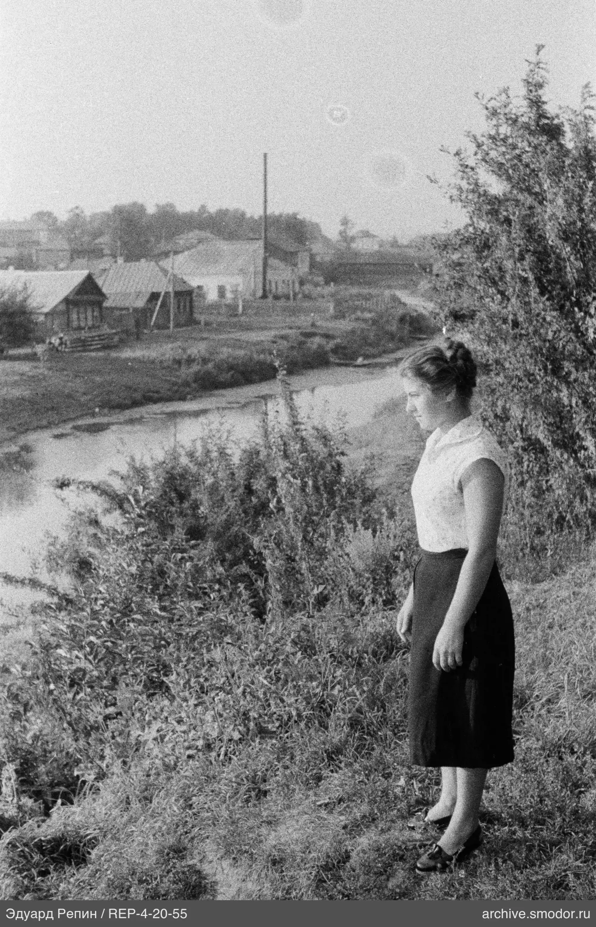 Porträt einer Frau am Flussufer