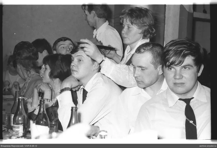 Gruppenporträt am Tisch