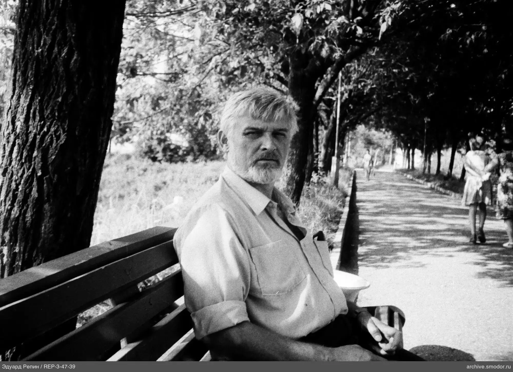 Porträt eines Mannes im Park