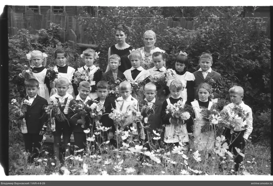 Gruppenporträt von Kindern und Frauen