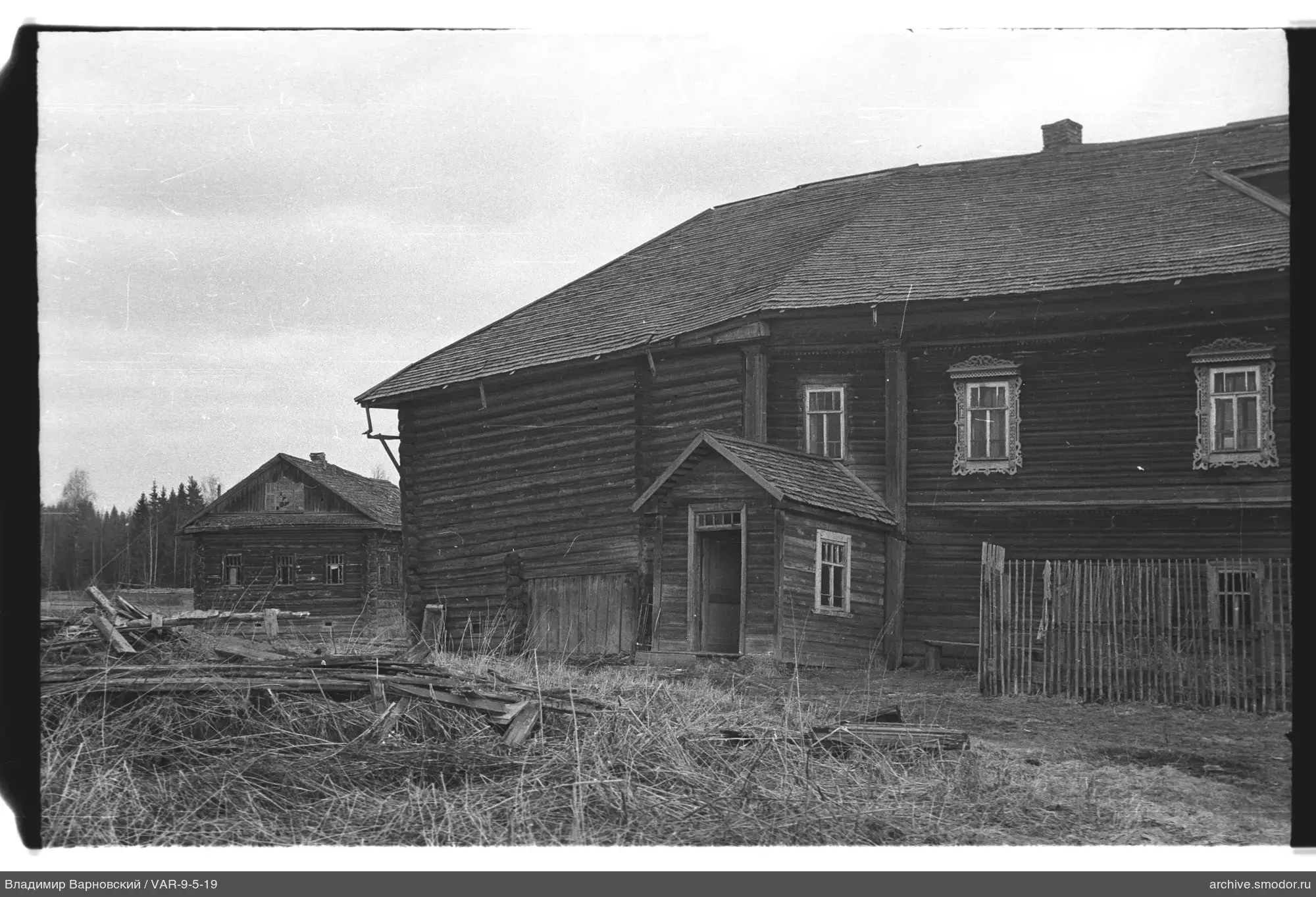 Holzgebäude und Zaun