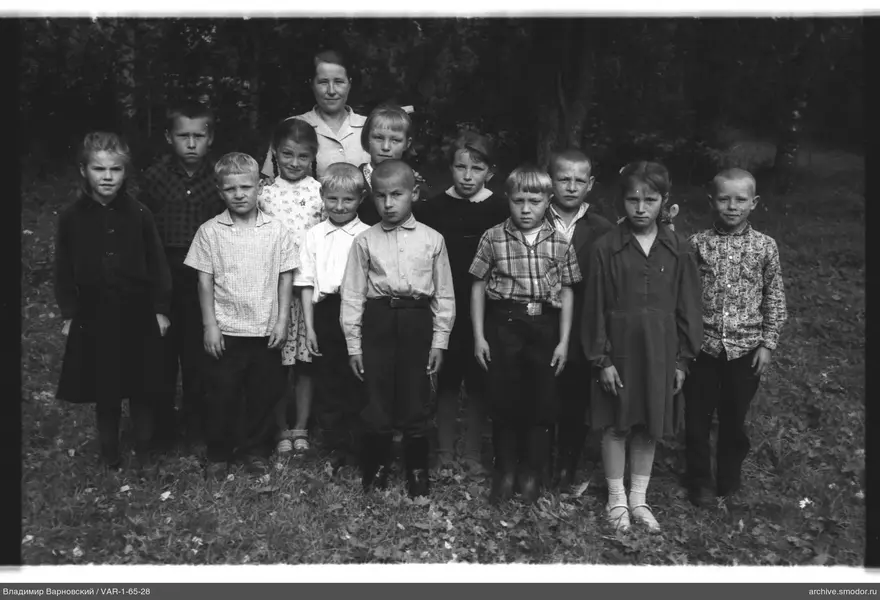 Gruppe von Kindern und Frau im Freien