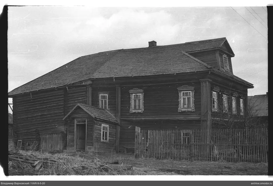 Деревянный дом с наличниками и крыльцом