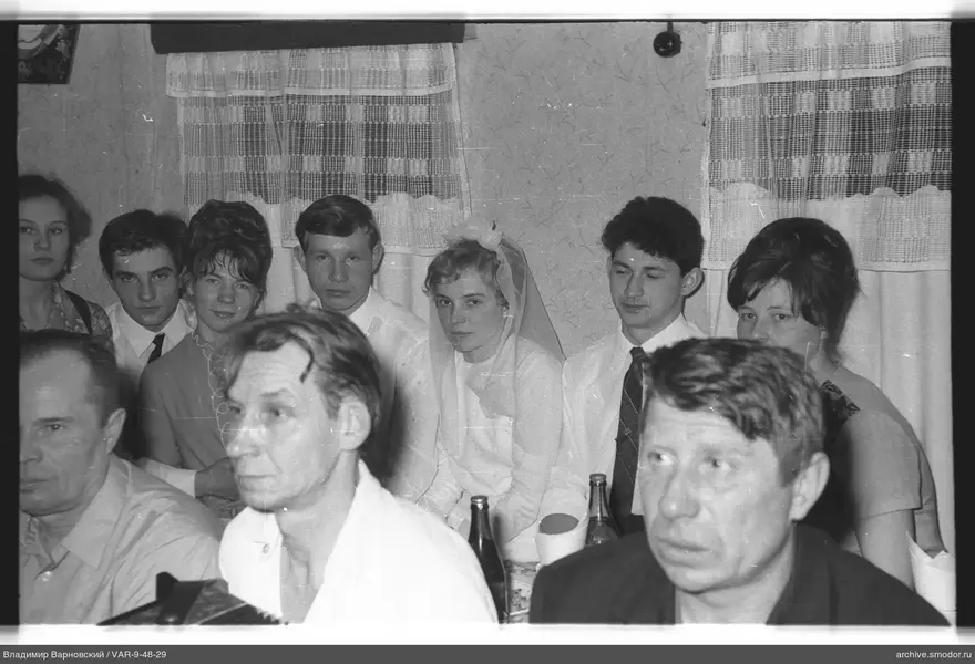 Gruppenporträt mit Frau im Schleier
