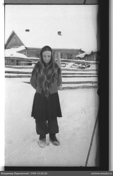 Mädchen im Schnee in dunkler Kleidung