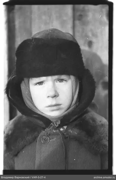 Детский портрет в меховом головном уборе