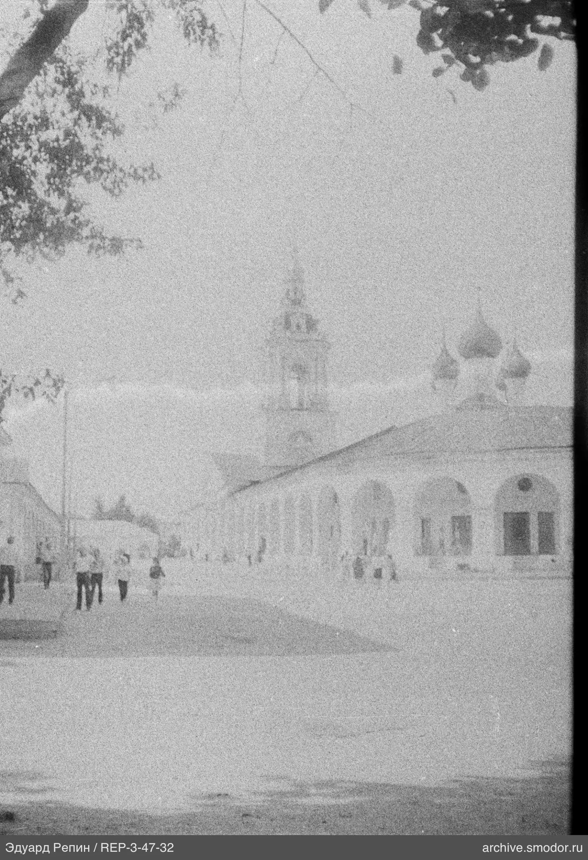 Площадь с группами людей и церковной архитектурой