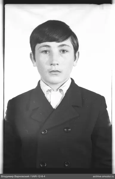 Портрет мальчика в тёмном пальто