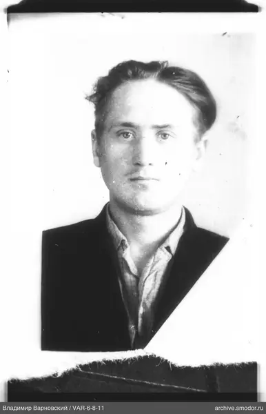 Porträt eines Mannes in Jacke und Hemd