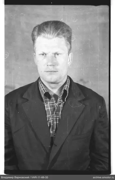 Porträt eines Mannes in Jacke und Hemd