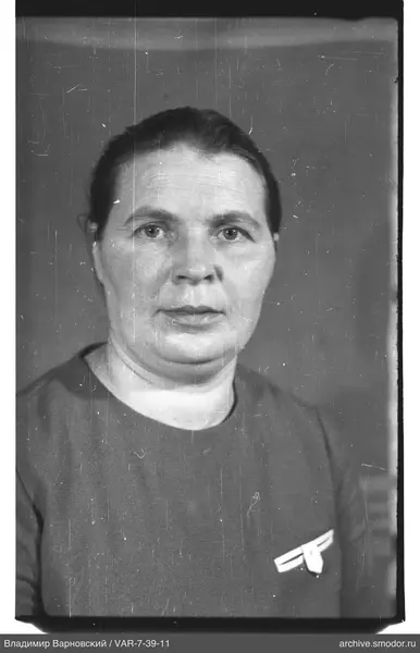 Porträt einer Frau in dunklem Kleid