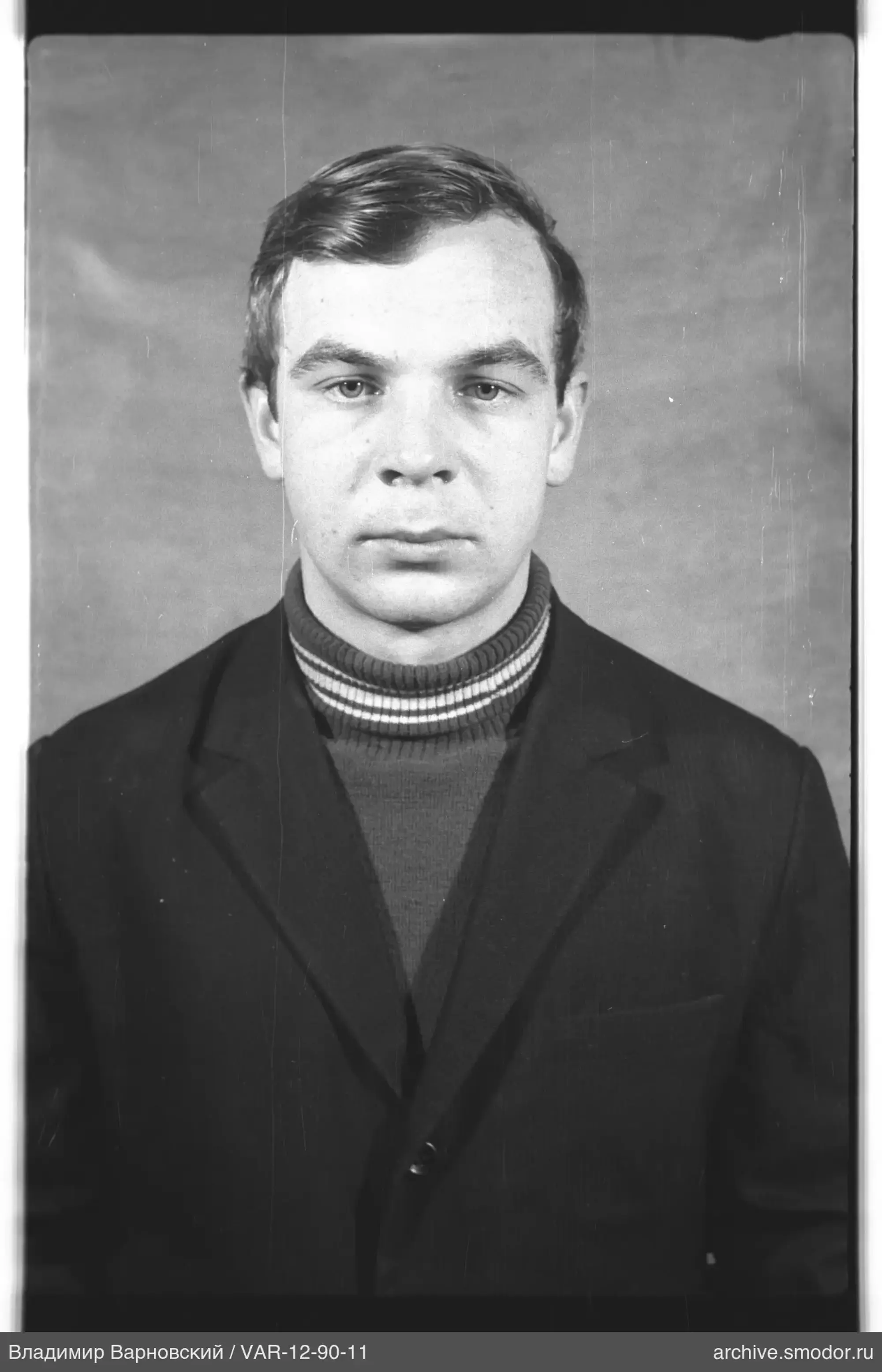 Porträt eines Mannes in dunklem Jacke und Pullover