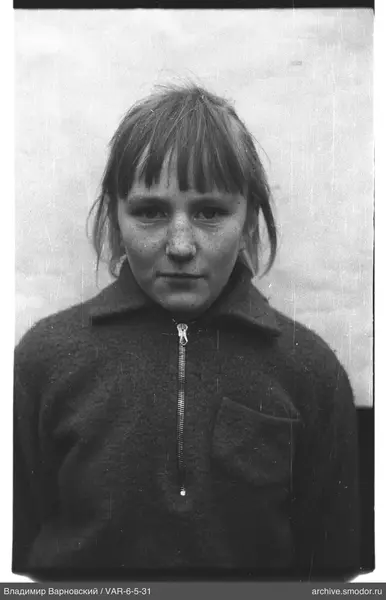 Porträt eines Mädchens in dunklem Pullover
