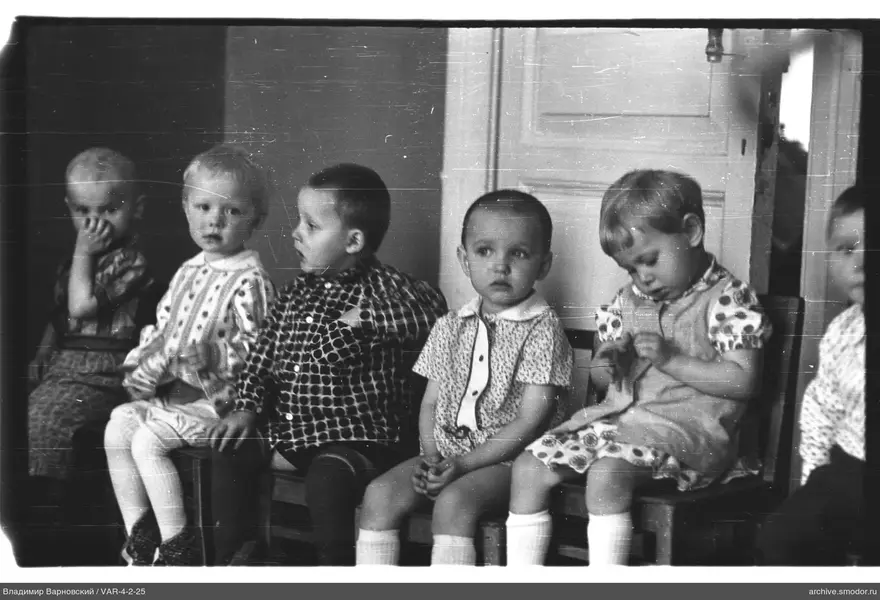 Gruppe von Kindern auf einer Bank