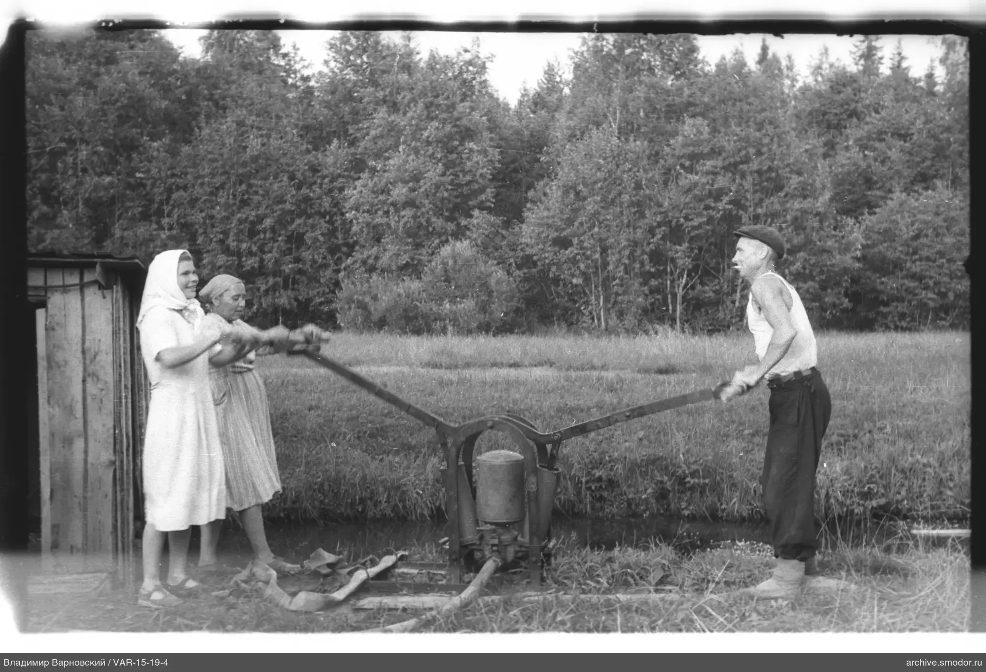 Люди с насосом у леса