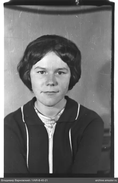 Porträt einer Frau mit kurzen dunklen Haaren