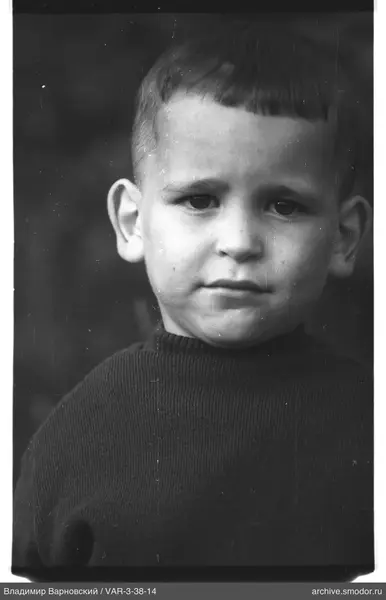 Porträt eines Jungen in dunklem Pullover