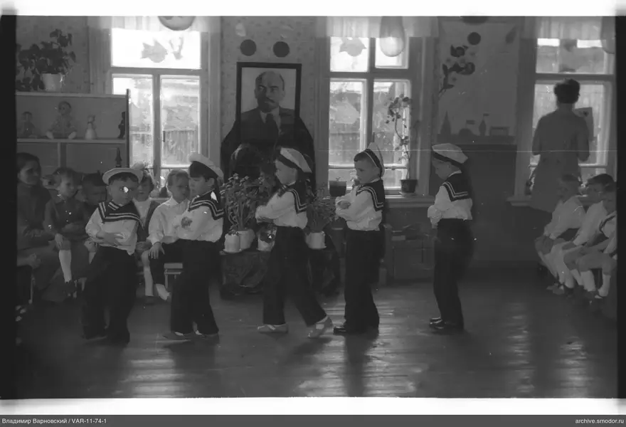 Gruppe von Jungen in Uniform am Fenster