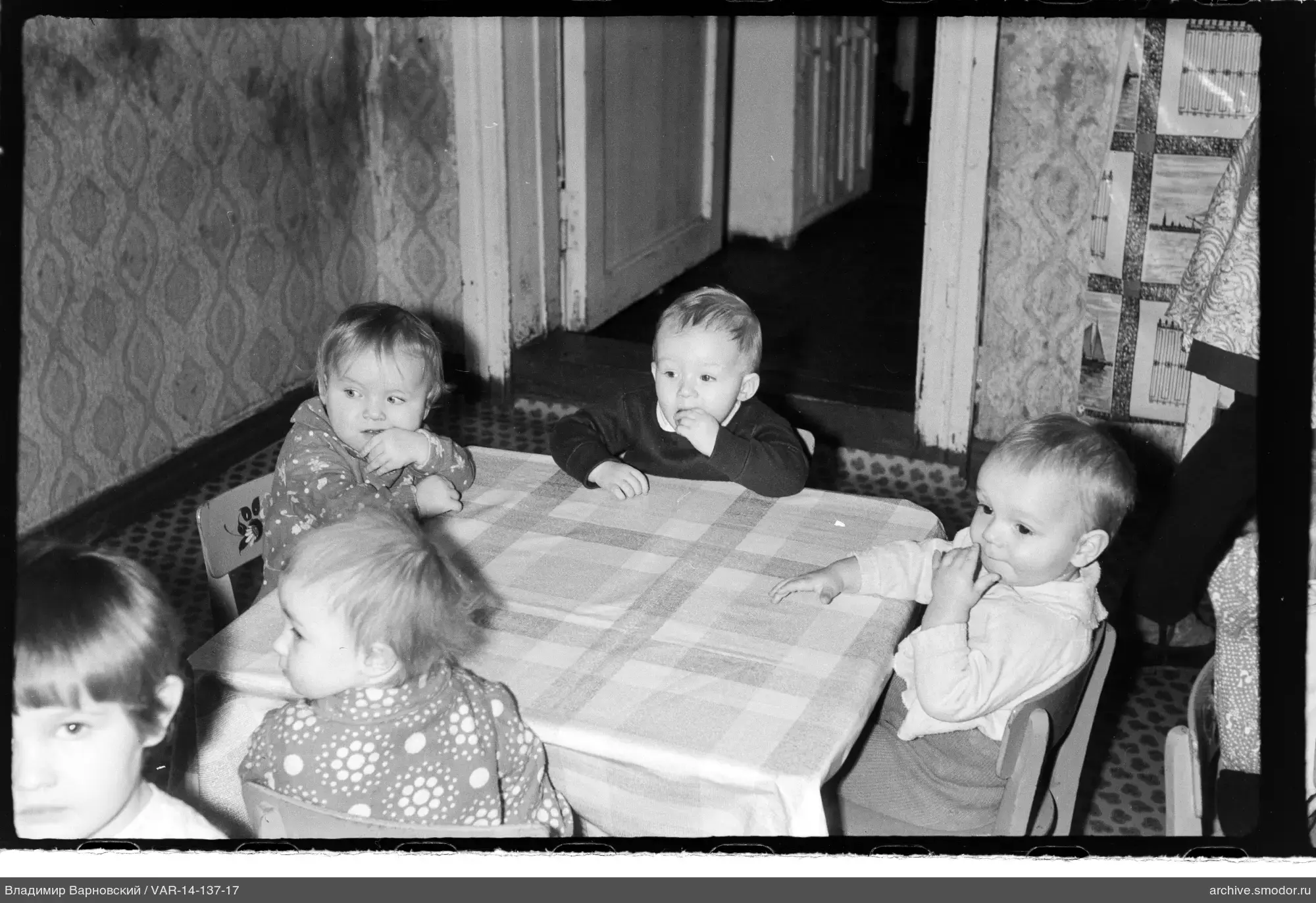 Kinder am Tisch