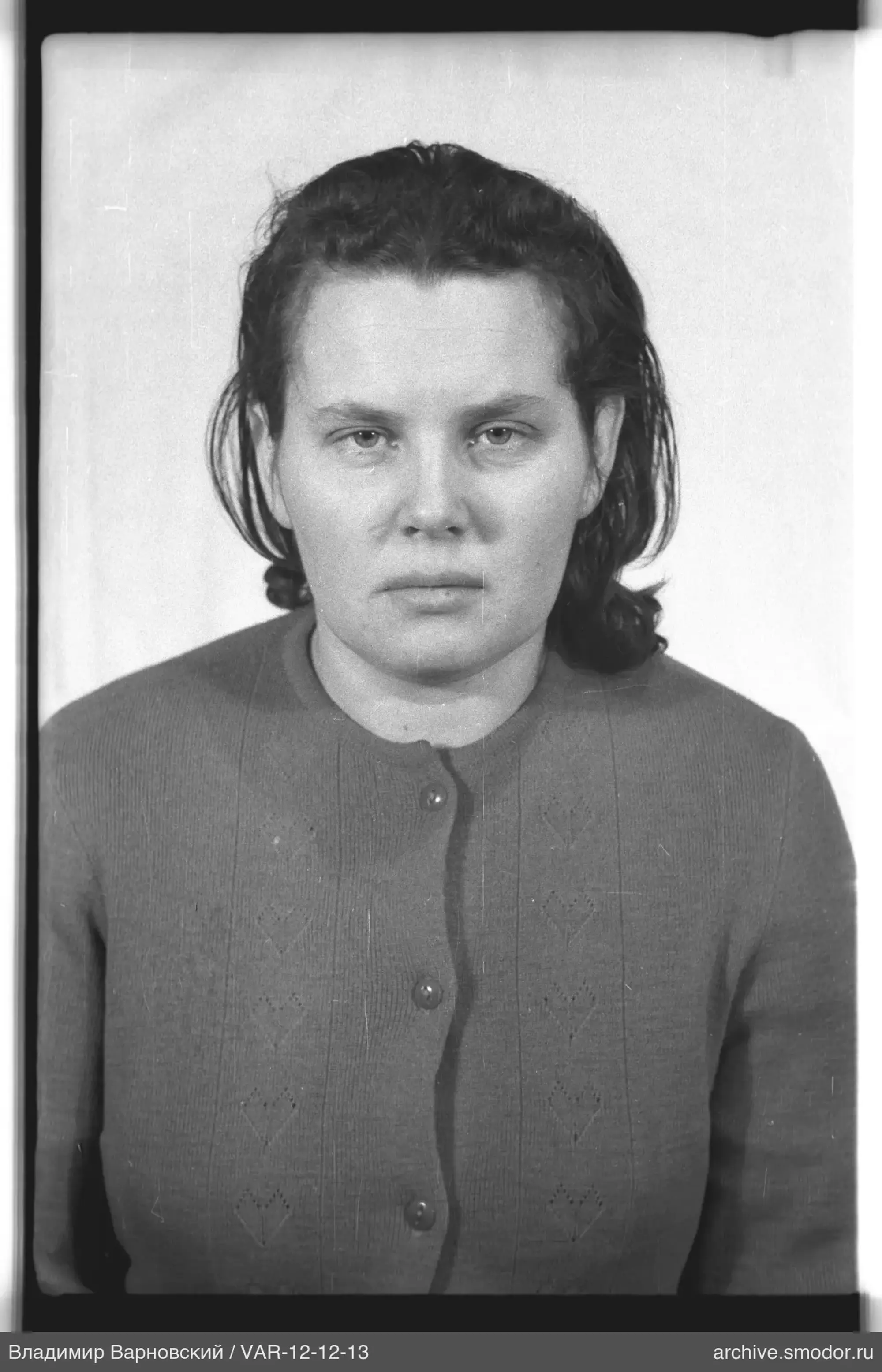 Портрет женщины в тёмном кардигане