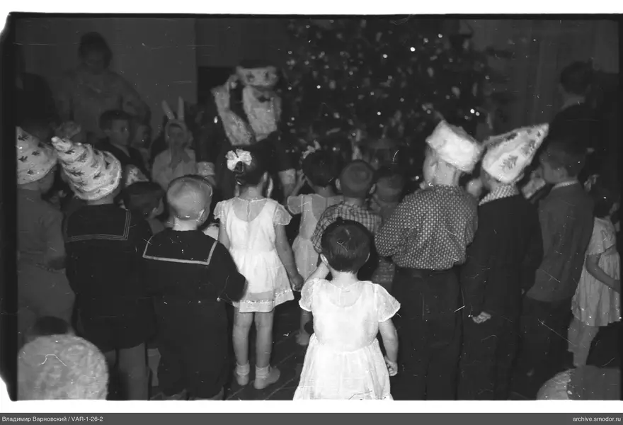 Kinder mit Ded Moroz und Weihnachtsbaum
