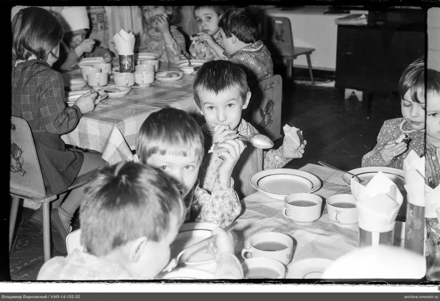Kinder am Tisch bei einer Veranstaltung