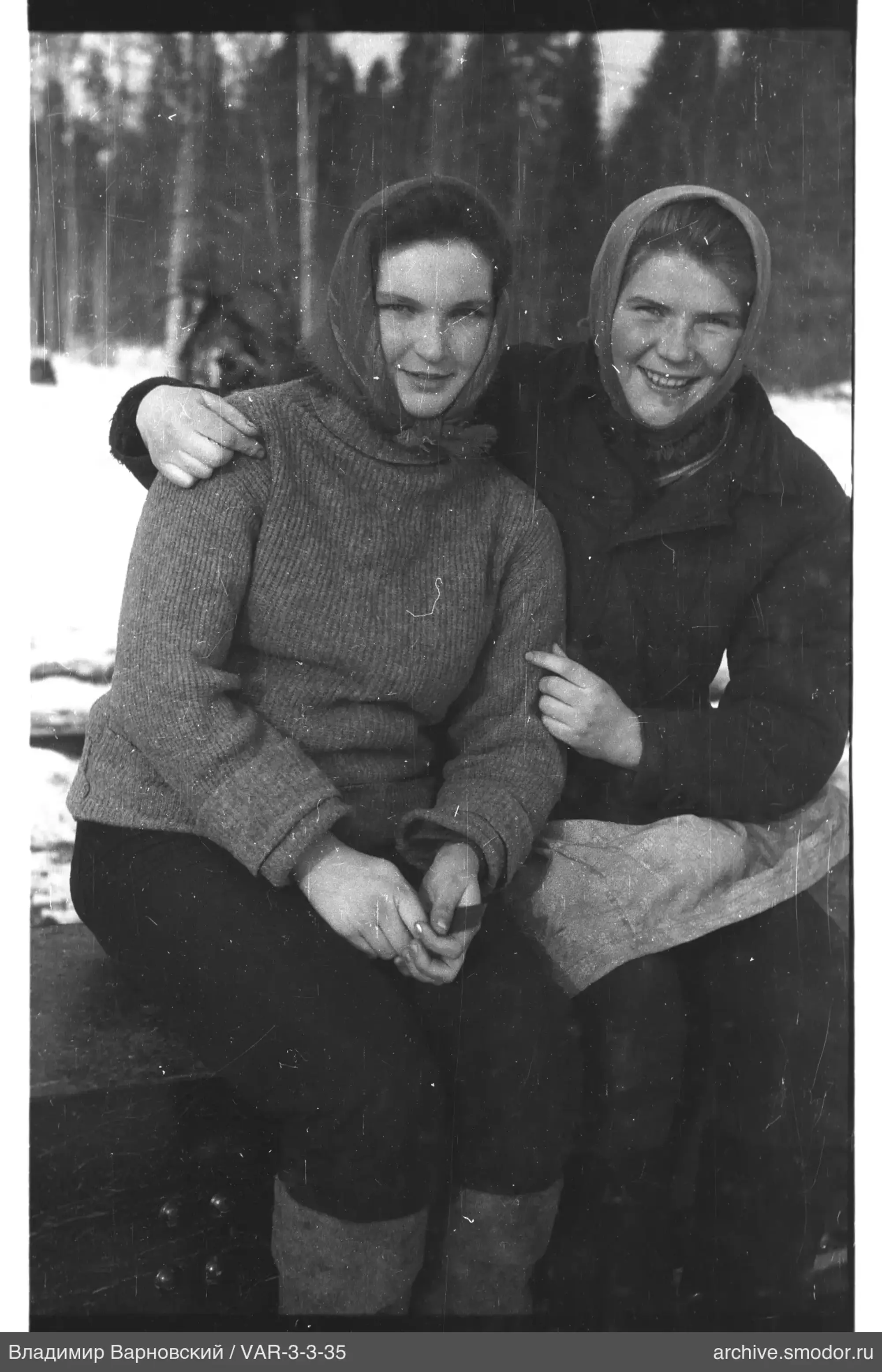 Zwei Frauen auf einer Bank im Winterpark