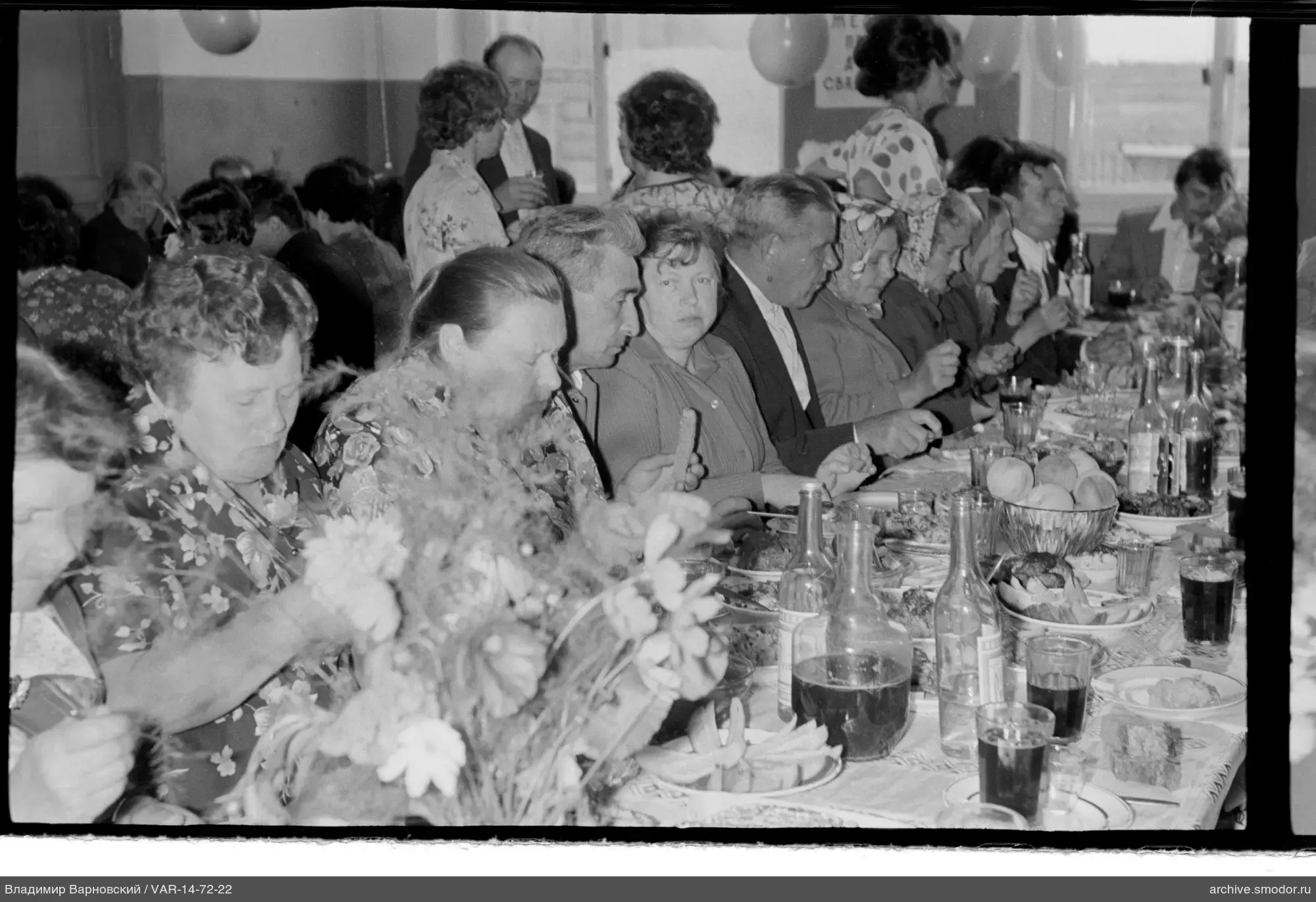 Gruppe bei einem Tisch mit Essen und Getränken