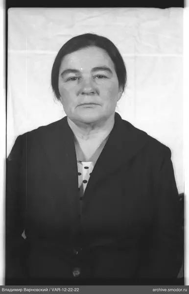 Porträt einer Frau in dunkler Jacke