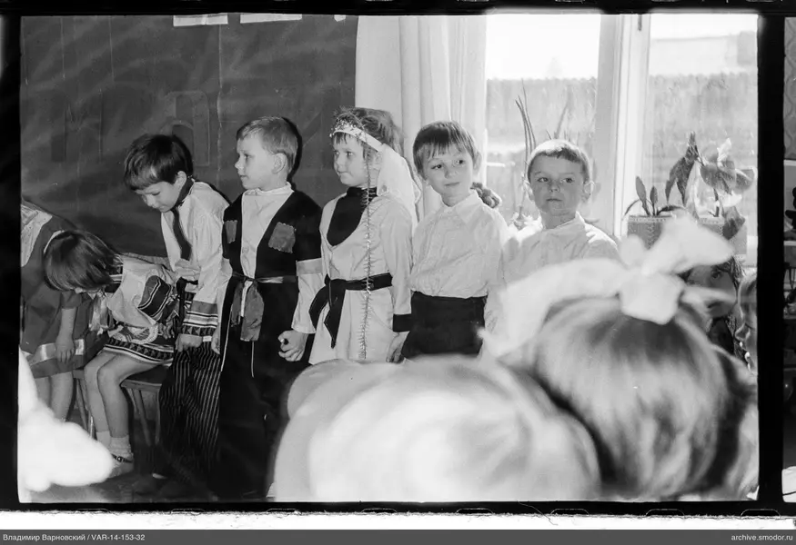 Kindergruppe vor der Wand