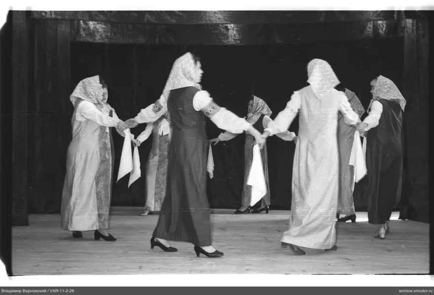 Frauen im Kreis auf der Bühne