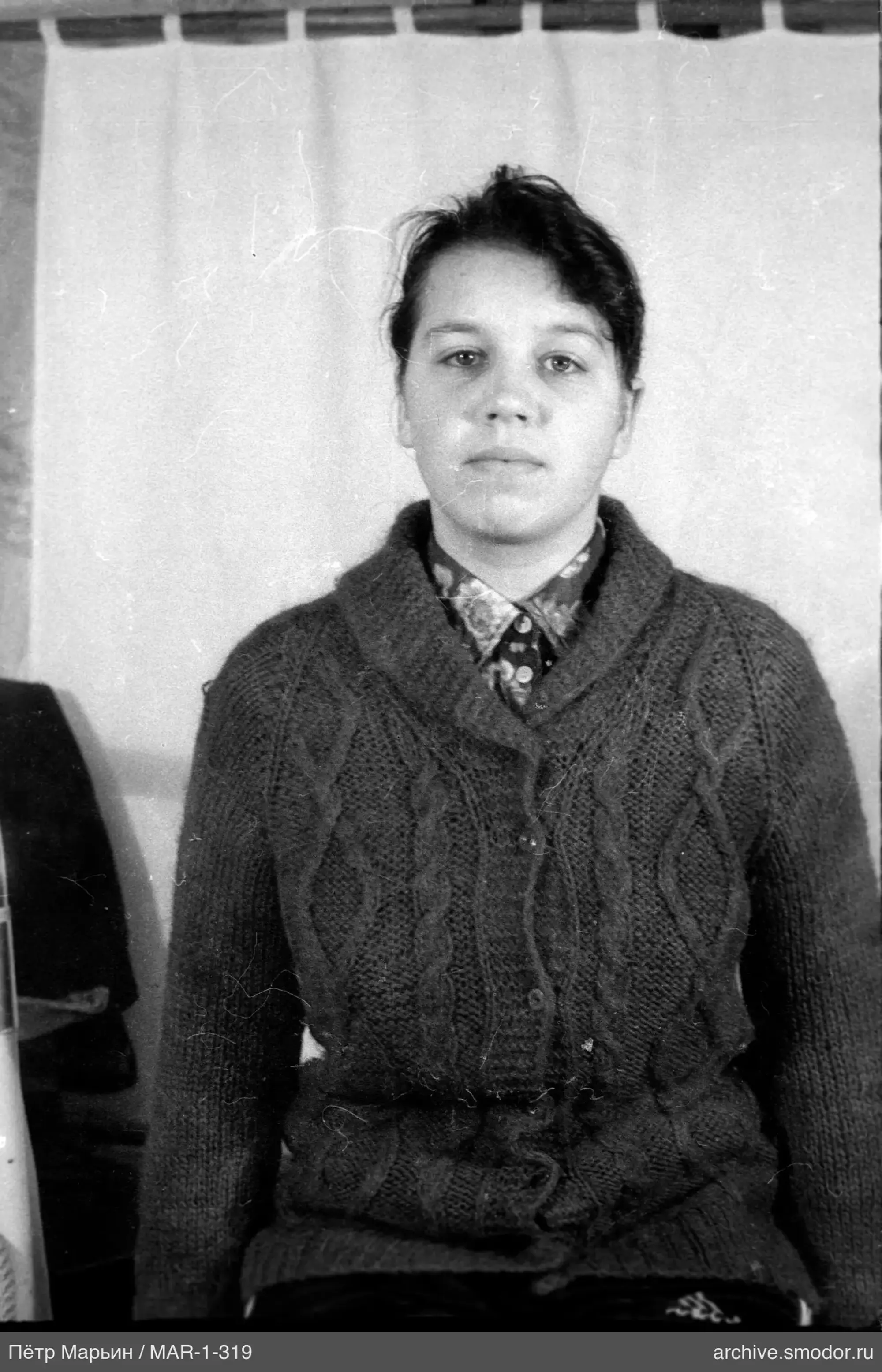 Porträt einer Frau in dunklem Cardigan