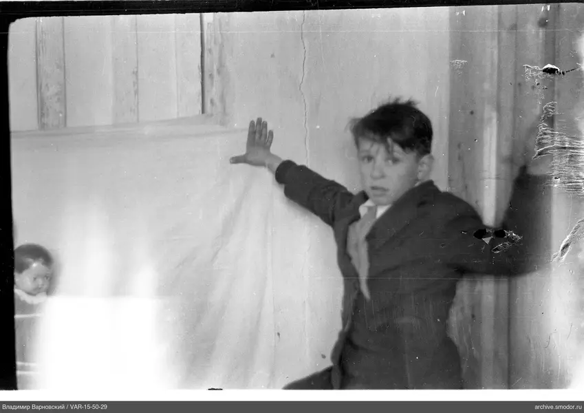 Junge an der Wand mit Puppe