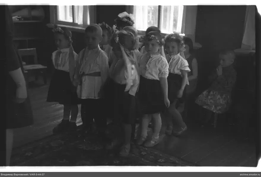 Gruppenporträt von Kindern und Erwachsenen