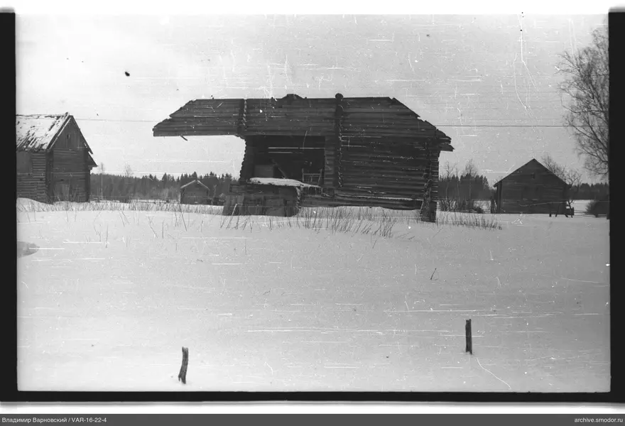 Holzgebäude im Schnee