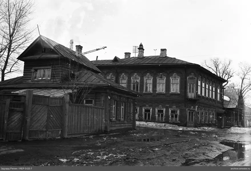 Blick auf Zaun Gebäude und Baukran