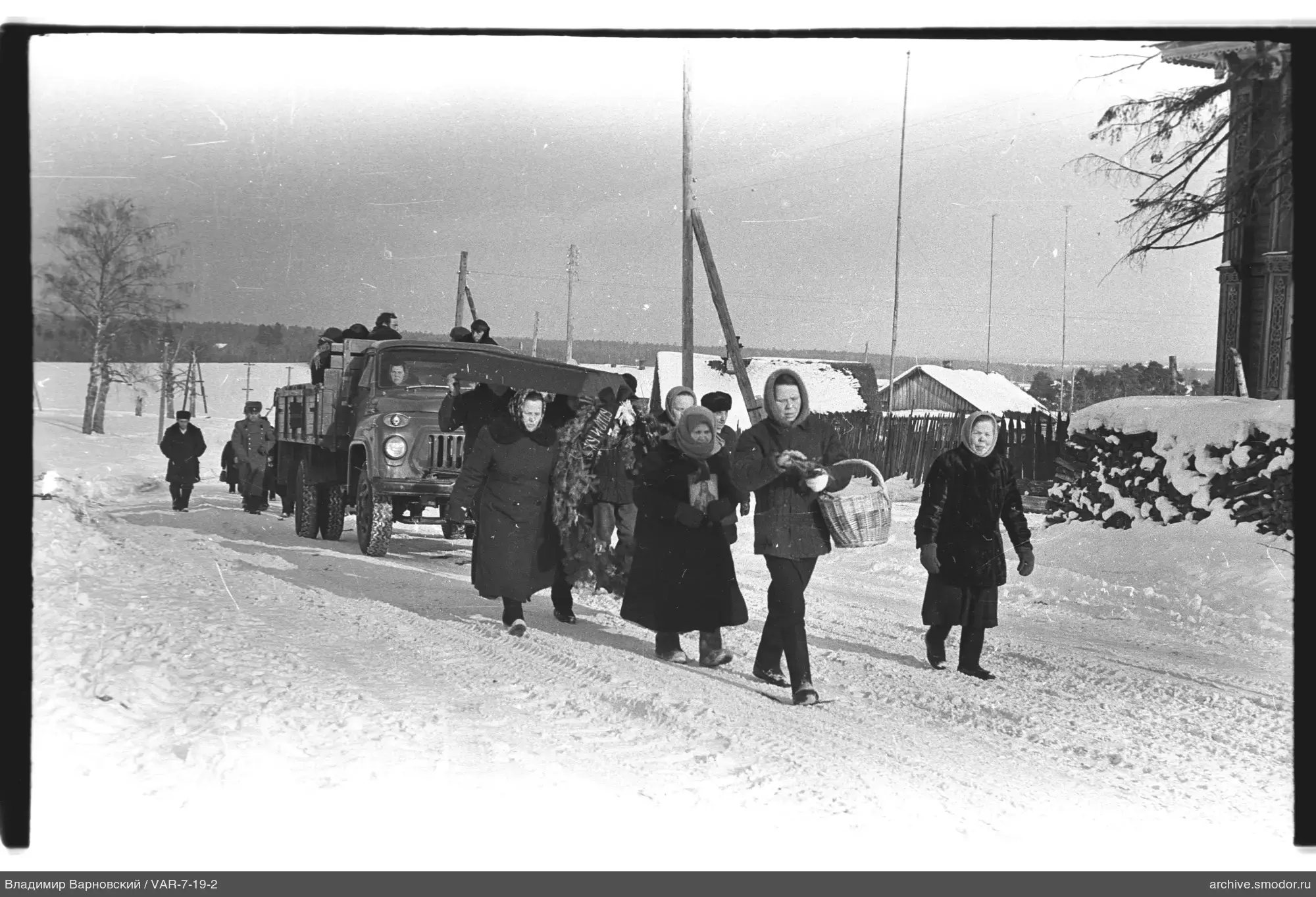 Gruppe von Menschen auf verschneiter Straße