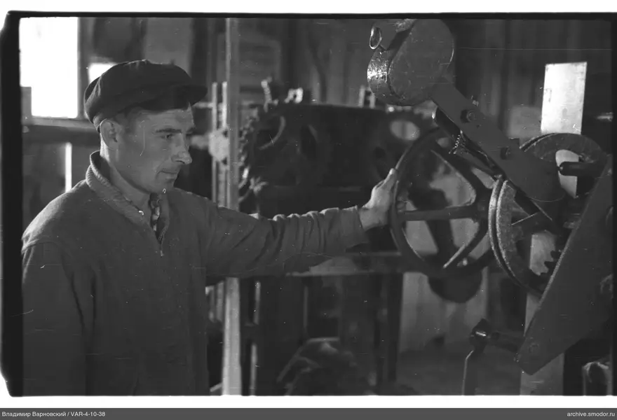 Man holding a mechanism's metal wheel
