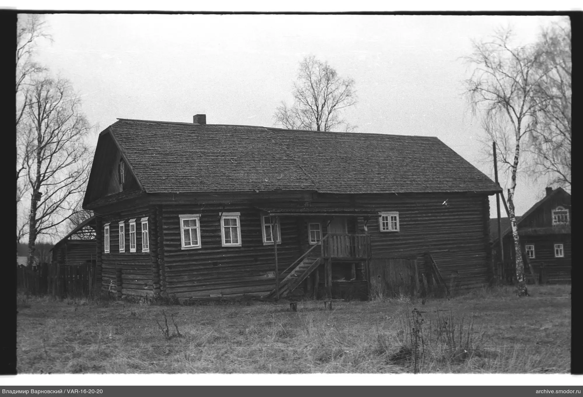 Holzhaus mit Treppe und Birken