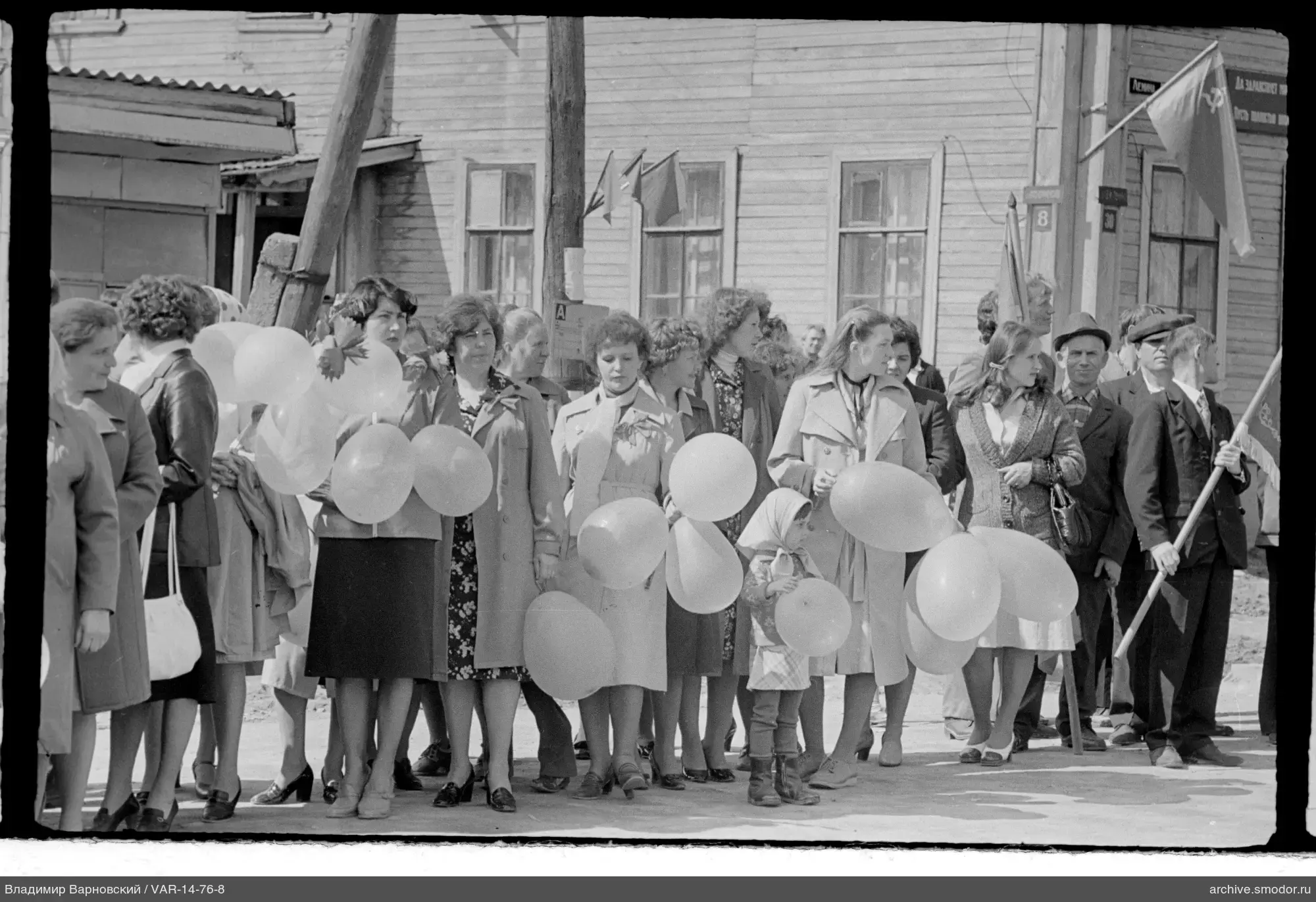 Gruppe mit Ballons und Flagge